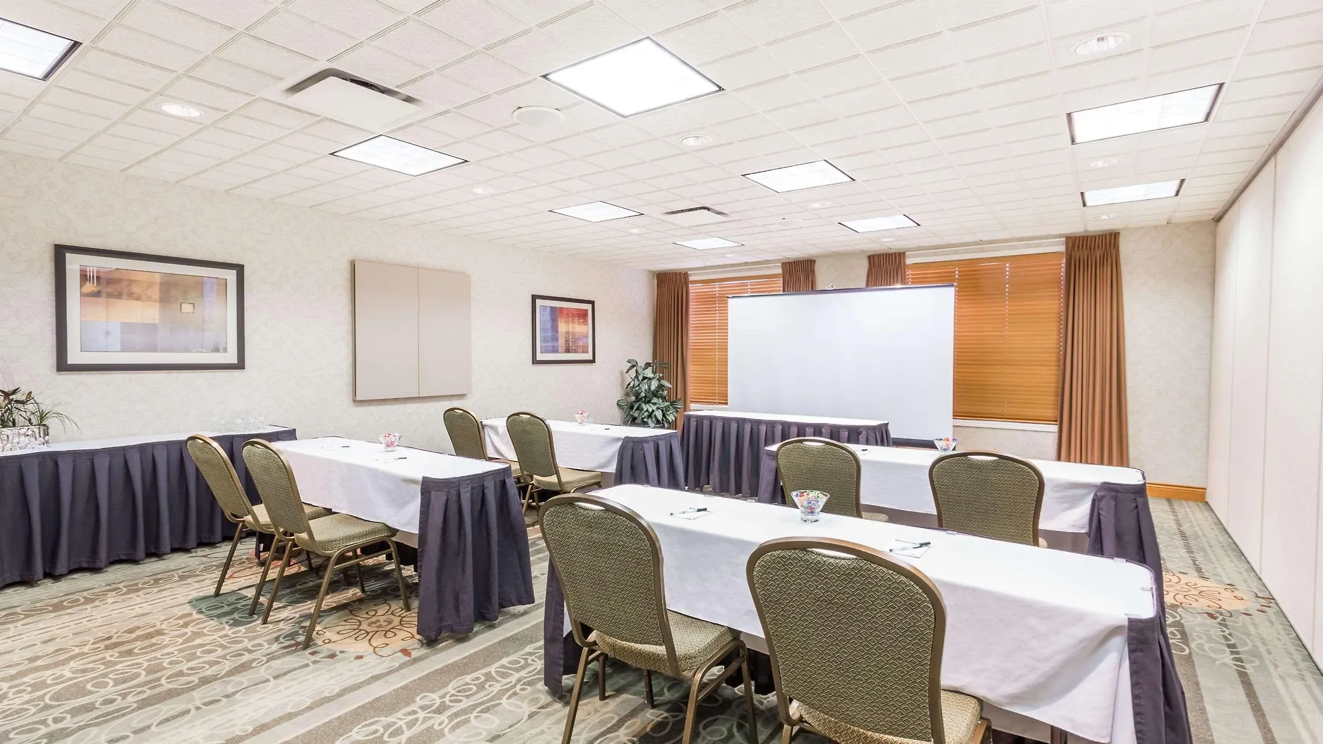 Wingate By Wyndham Calgary South Hotel 3*,